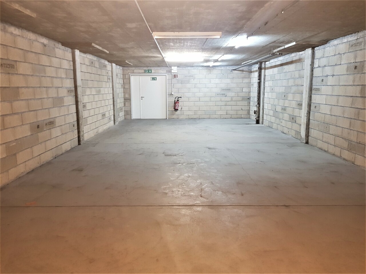 152m² storage room