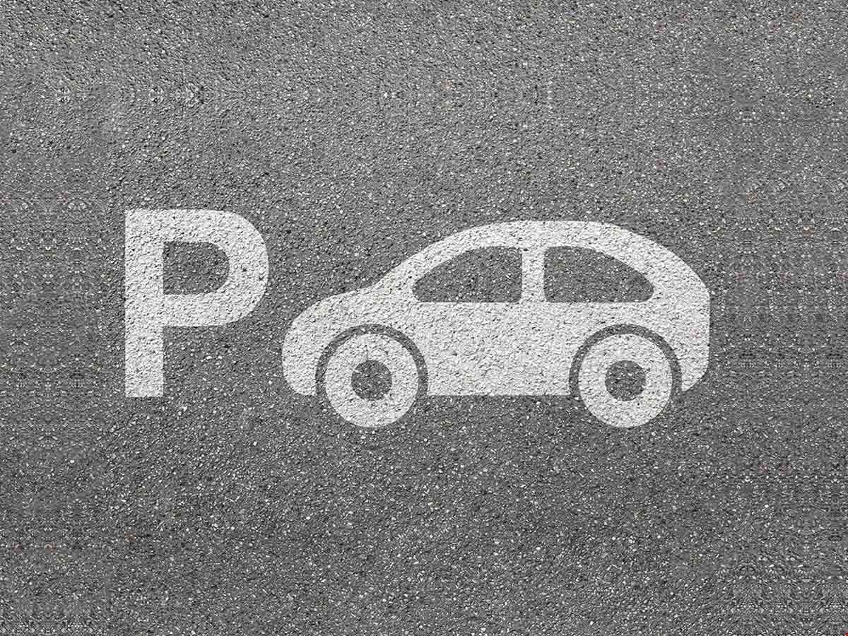 Dans un parking fermé.