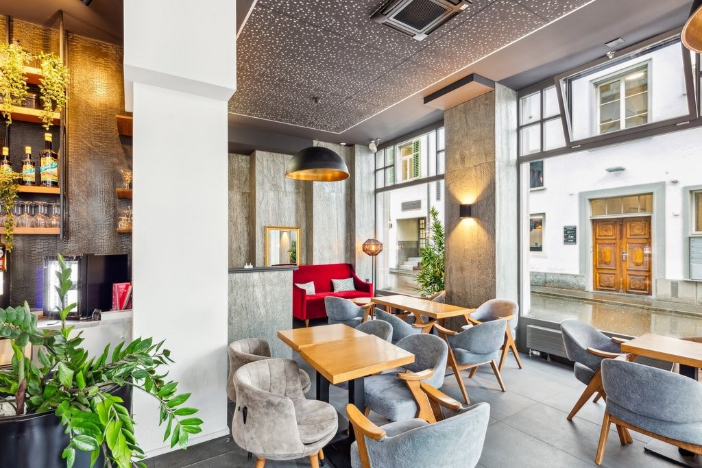 75m² shop