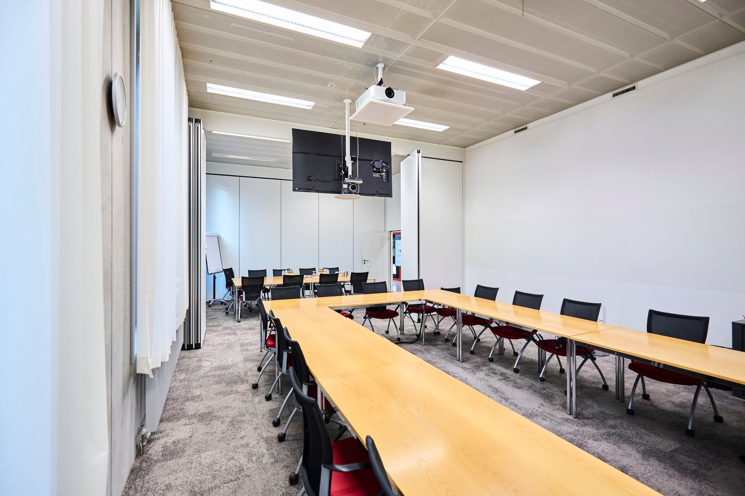 828m² office