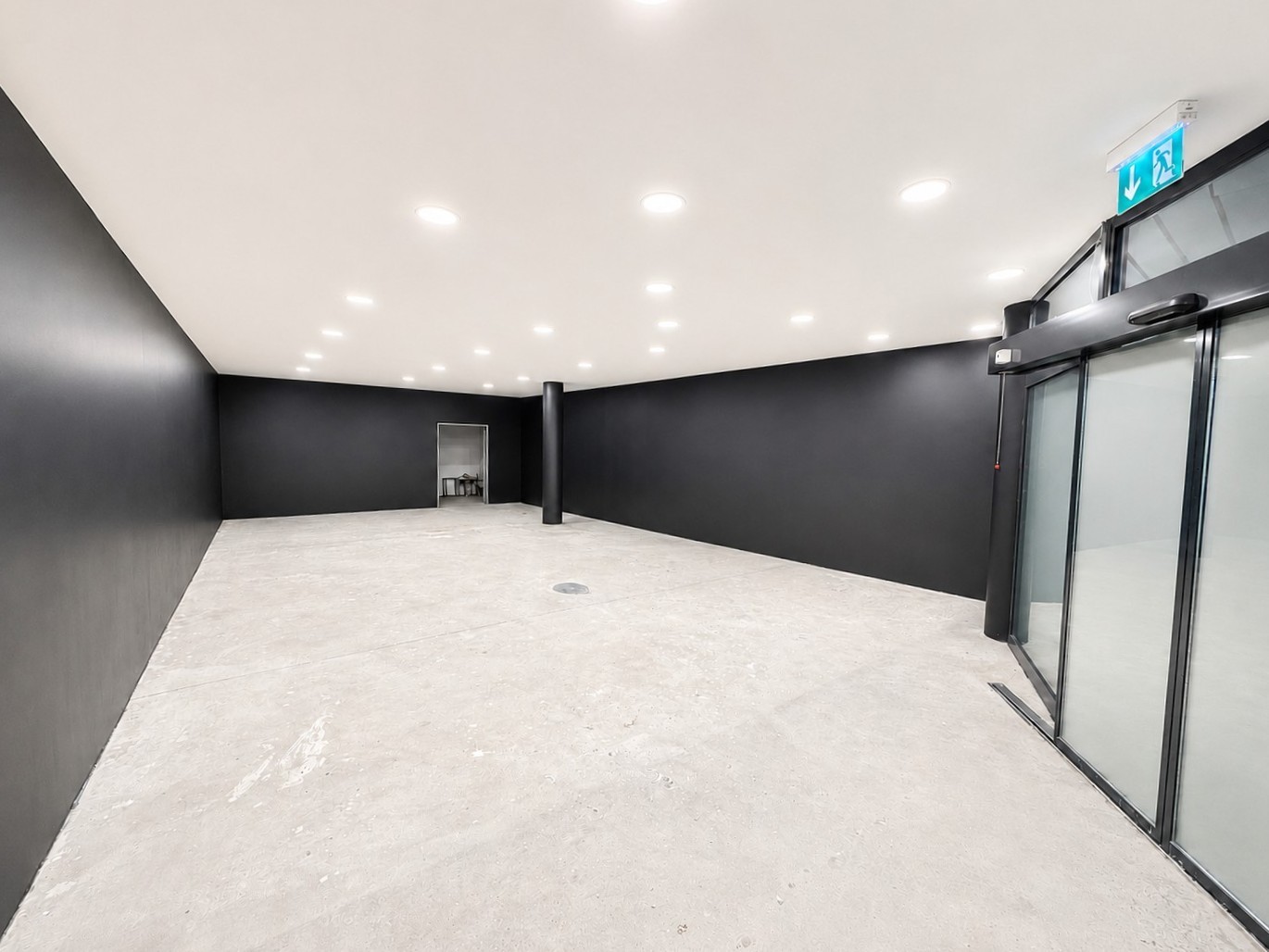 102m² commercial