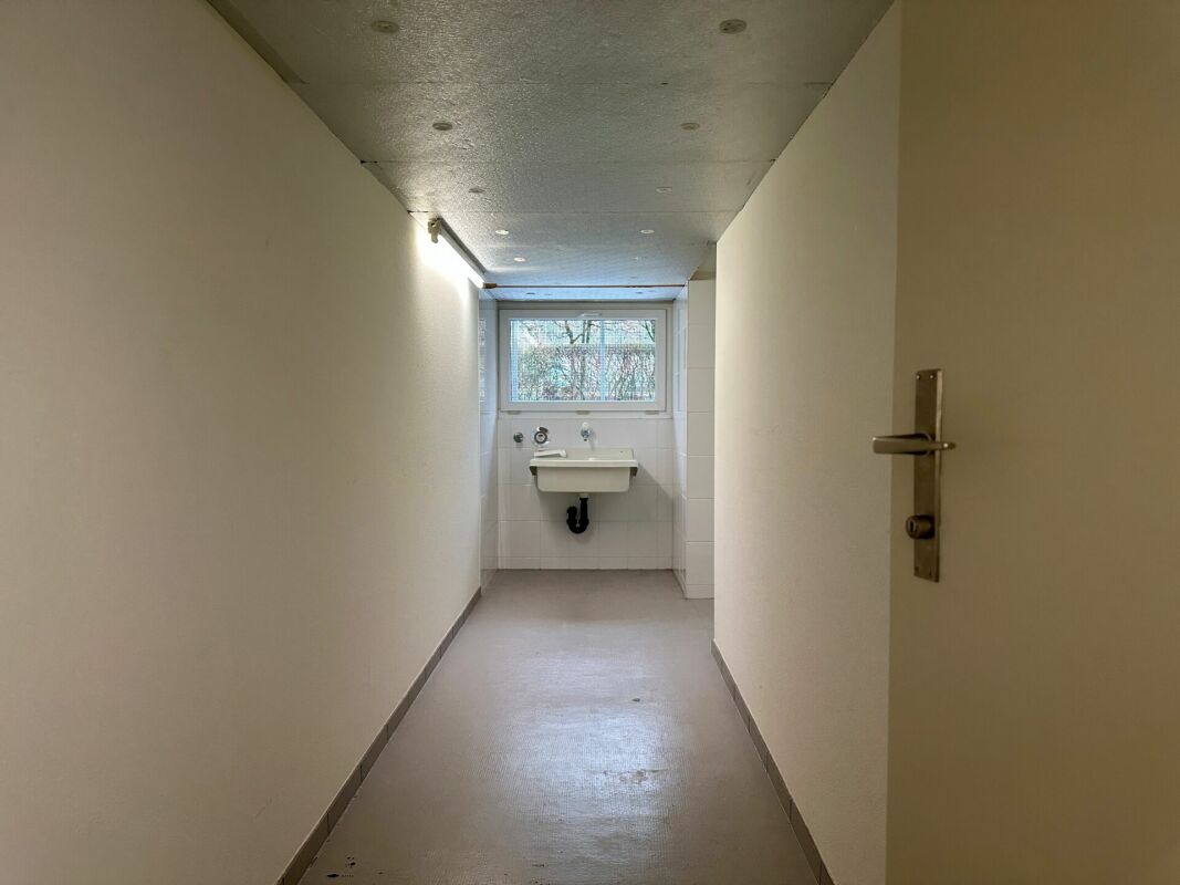 Moderno appartamento di 3.5 locali in una posizione tranquilla di Liestal 

Affittiamo da subito o su accordo questo moderno appartamento con il seguente standard di finitura: 

  * Cucina con lavastoviglie e piano cottura in vetroceramica 
  * Bagno con vasca da bagno 
  * Proprio locale tecnico co