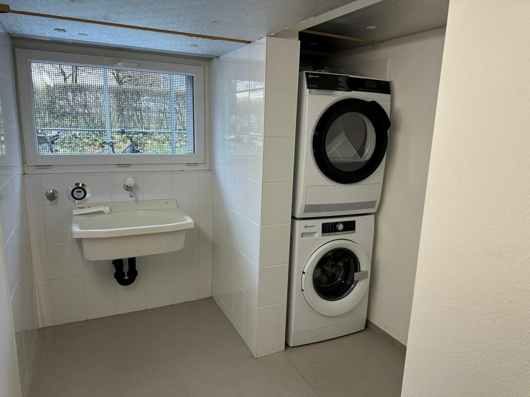Moderno appartamento di 3.5 locali in una posizione tranquilla di Liestal 

Affittiamo da subito o su accordo questo moderno appartamento con il seguente standard di finitura: 

  * Cucina con lavastoviglie e piano cottura in vetroceramica 
  * Bagno con vasca da bagno 
  * Proprio locale tecnico co