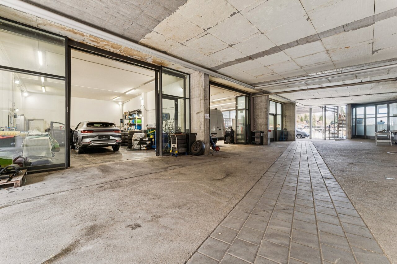 1330m² shop