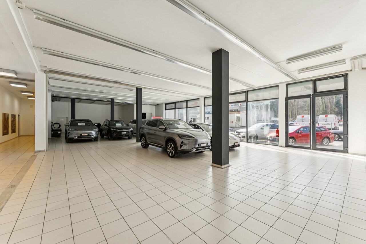 1330m² shop