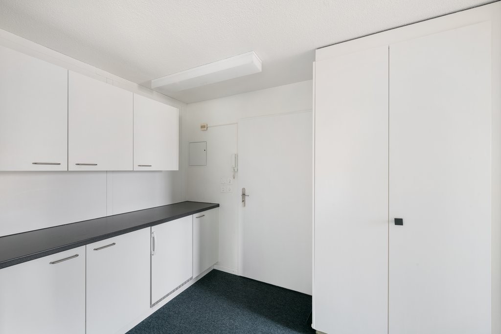 84m² office