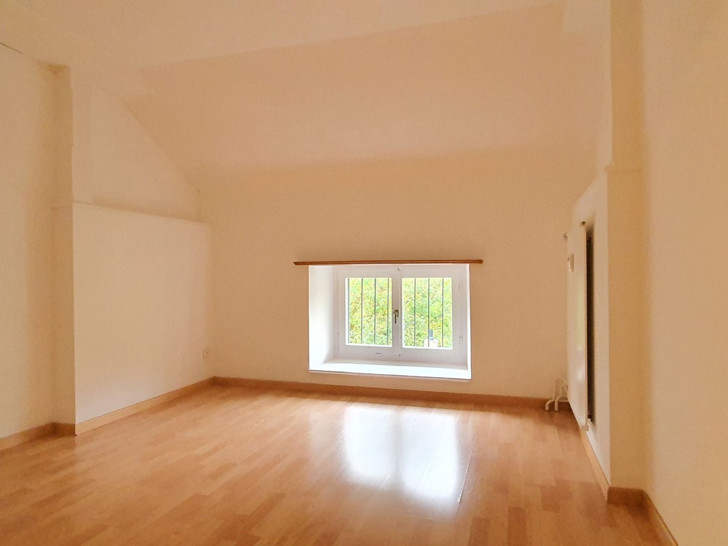 3 locali mansarda

leggermente sopra Mels affittiamo un incantevole appartamento di 3.0 locali all'ultimo piano (con pendenze del tetto limitate). L'appartamento si trova in un edificio antico ma molto curato con appartamenti ben conservati e colpisce per il suo rapporto qualità-prezzo.



  * 1 com