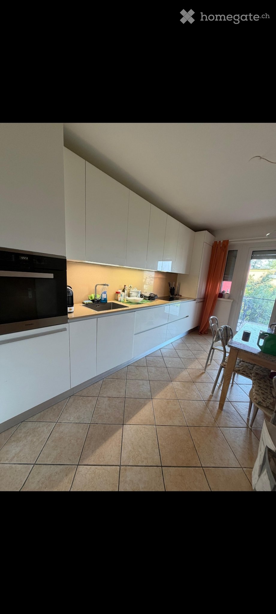3 ½ Zimmer-Wohnung

Pregassona alta. In einem kleinen Wohnblock befindet sich eine wunderschöne Wohnung im ersten Stock, in der Nähe des Kindergartens und der Sekundarschule. Zwei Schlafzimmer, eines mit kleinem Balkon. Ein Badezimmer mit Badewanne und eines mit Dusche. Flur mit geräumigem Einbausch