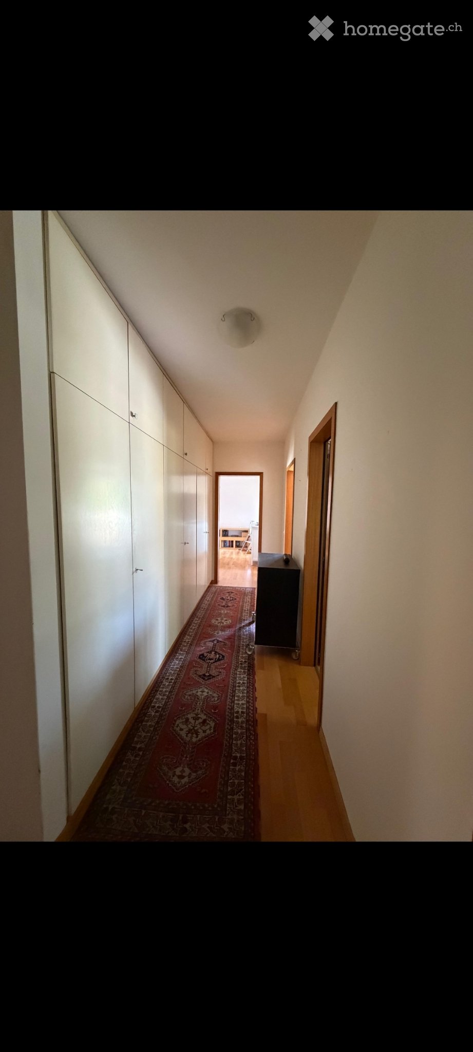 3 ½ Zimmer-Wohnung

Pregassona alta. In einem kleinen Wohnblock befindet sich eine wunderschöne Wohnung im ersten Stock, in der Nähe des Kindergartens und der Sekundarschule. Zwei Schlafzimmer, eines mit kleinem Balkon. Ein Badezimmer mit Badewanne und eines mit Dusche. Flur mit geräumigem Einbausch