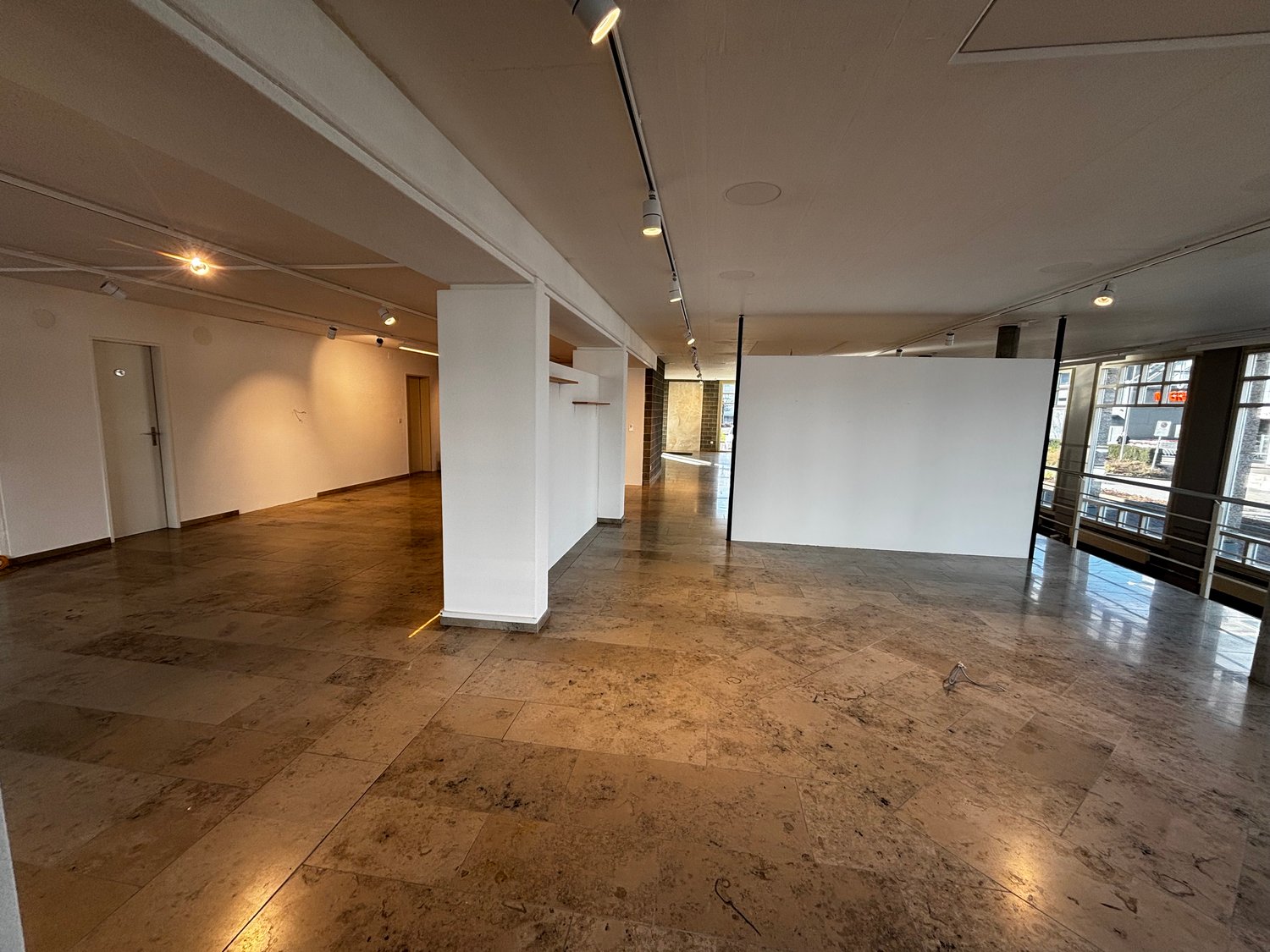 300m² commercial