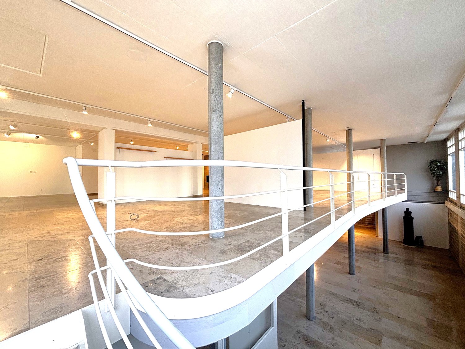 300m² commercial