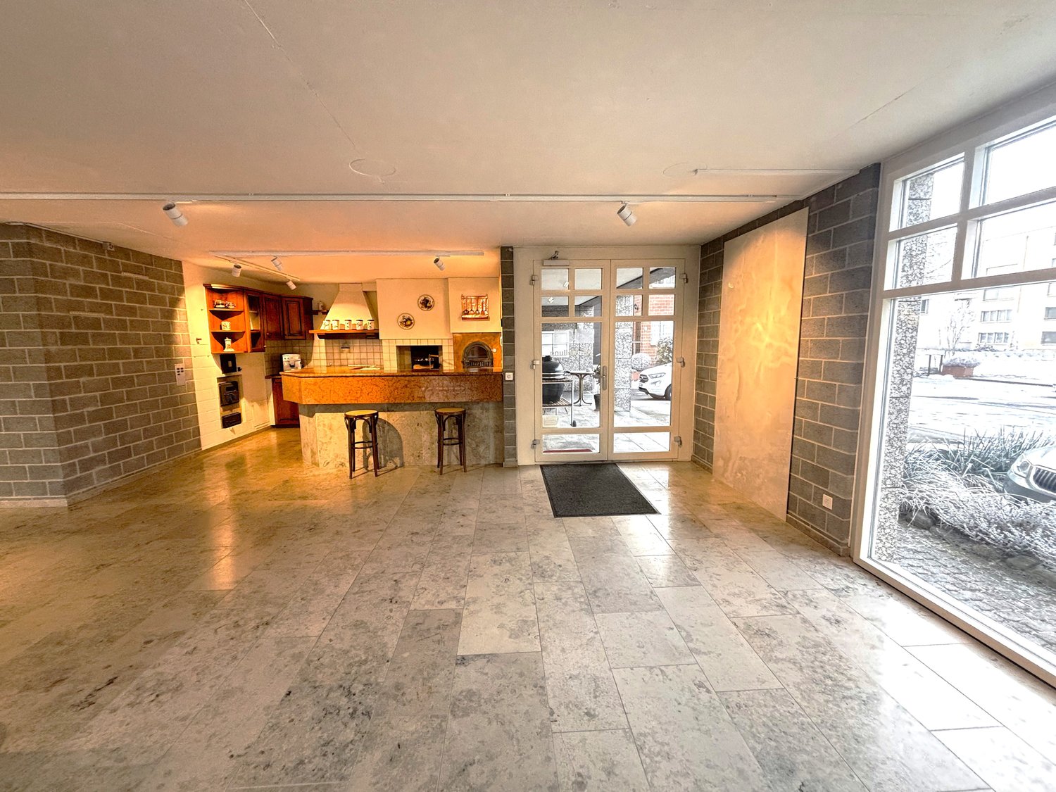300m² commercial