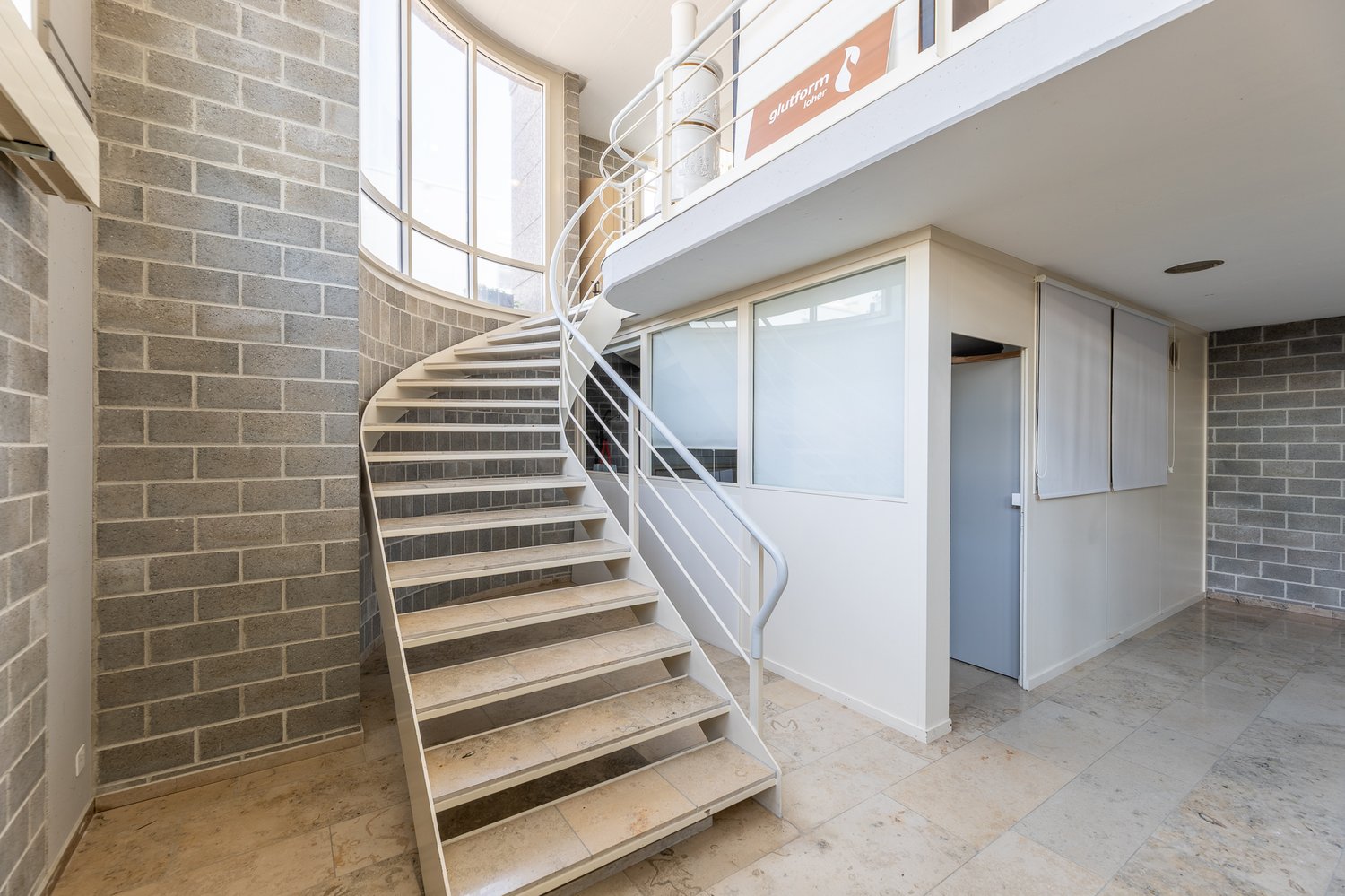 300m² commercial