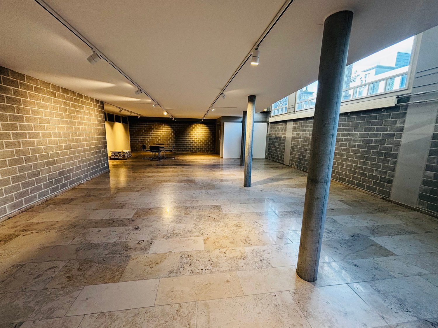 300m² commercial
