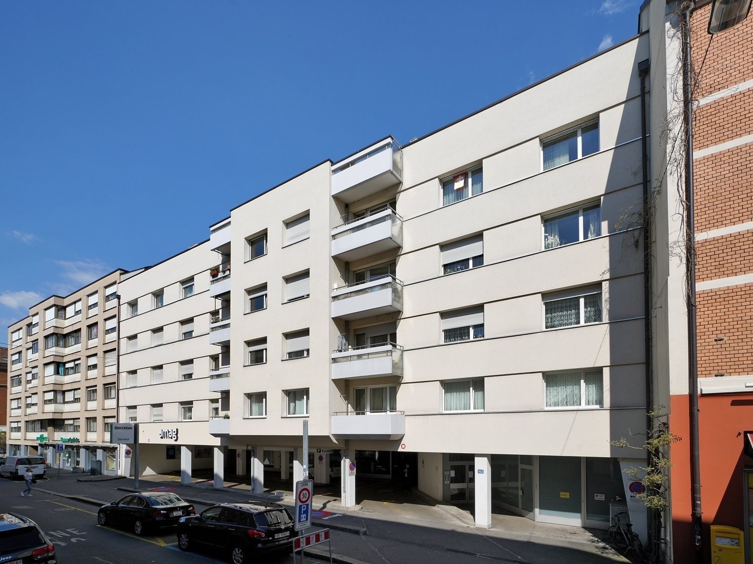 165m² shop
