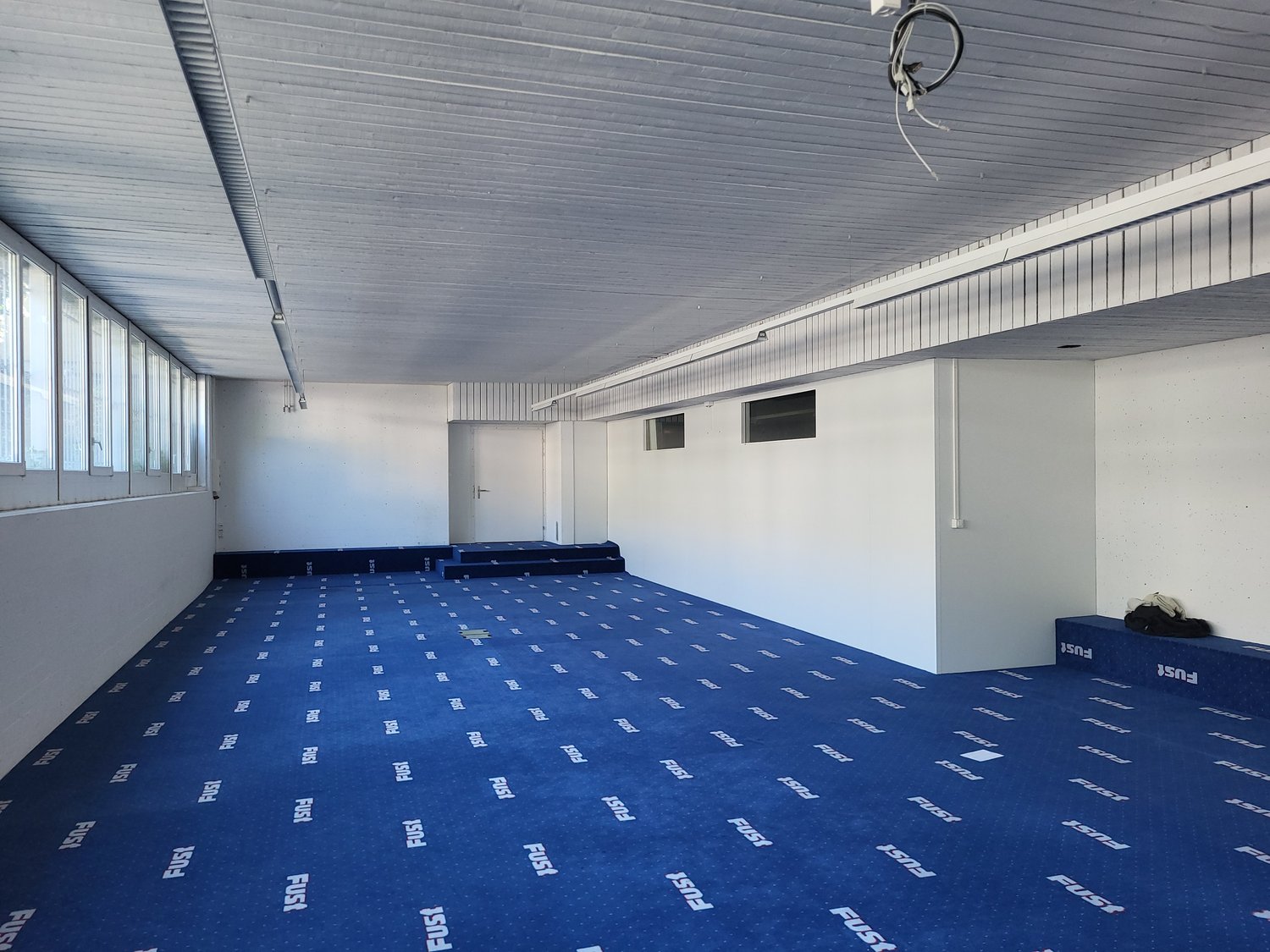 125m² storage room