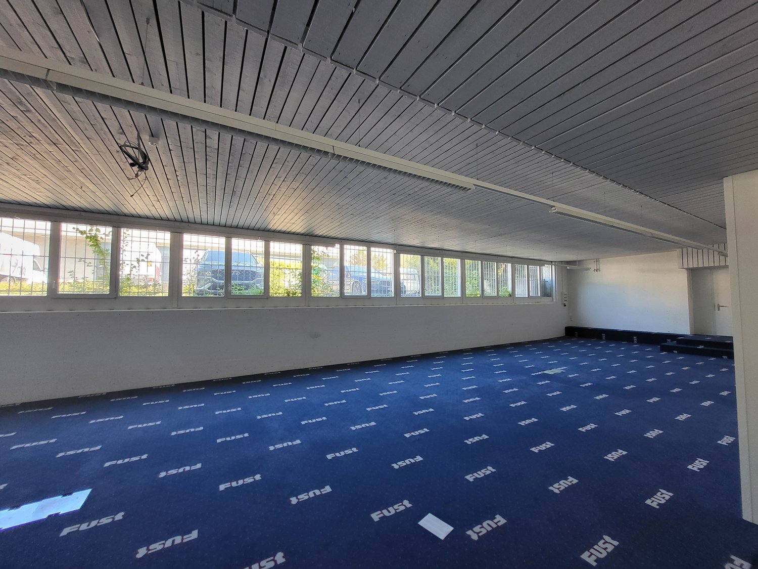 125m² storage room