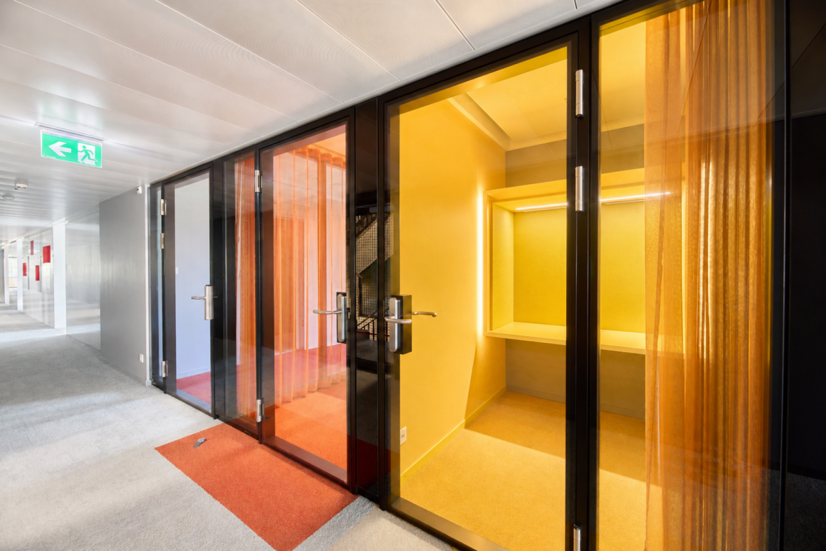 954m² office