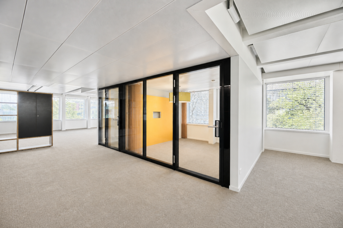 954m² office