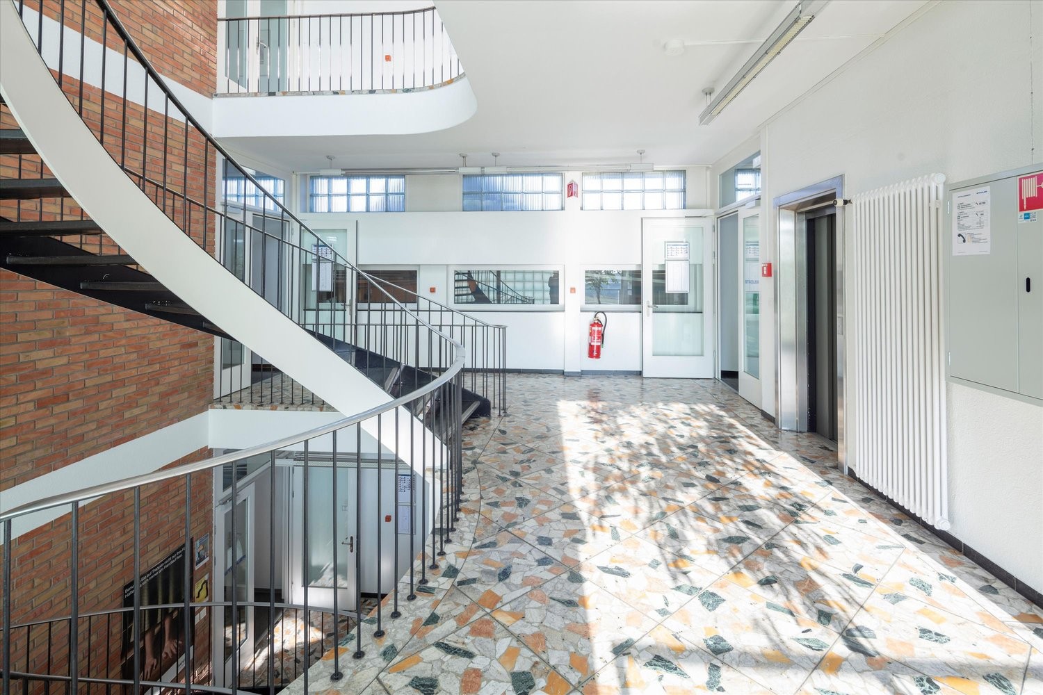 332m² office