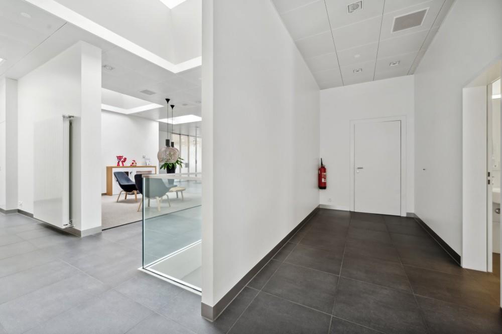 430m² office