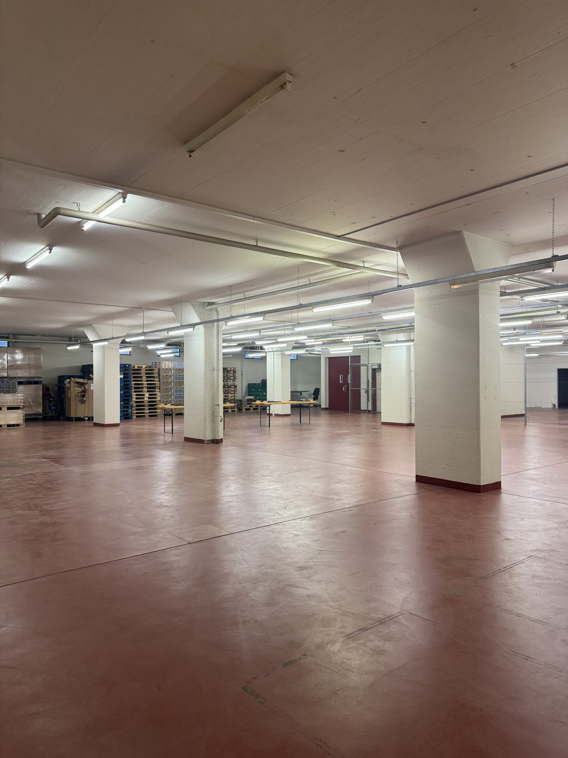 711m² storage room