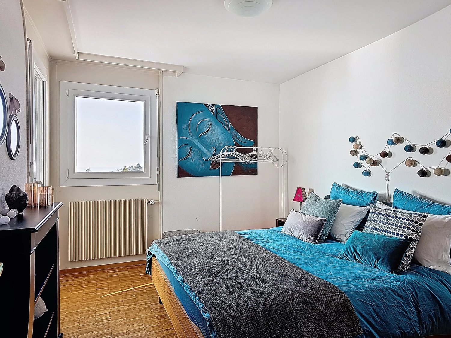 Appartamento di 3 locali a due passi dai moli

Carino appartamento ristrutturato di circa 62 m2 abitabili con due balconi di circa 8 e 4 m2 che godono di una magnifica vista sul lago, sulla città e sulle montagne.

Si trova a due passi dai moli.

La fermata dell'autobus si trova ai piedi dell'edific