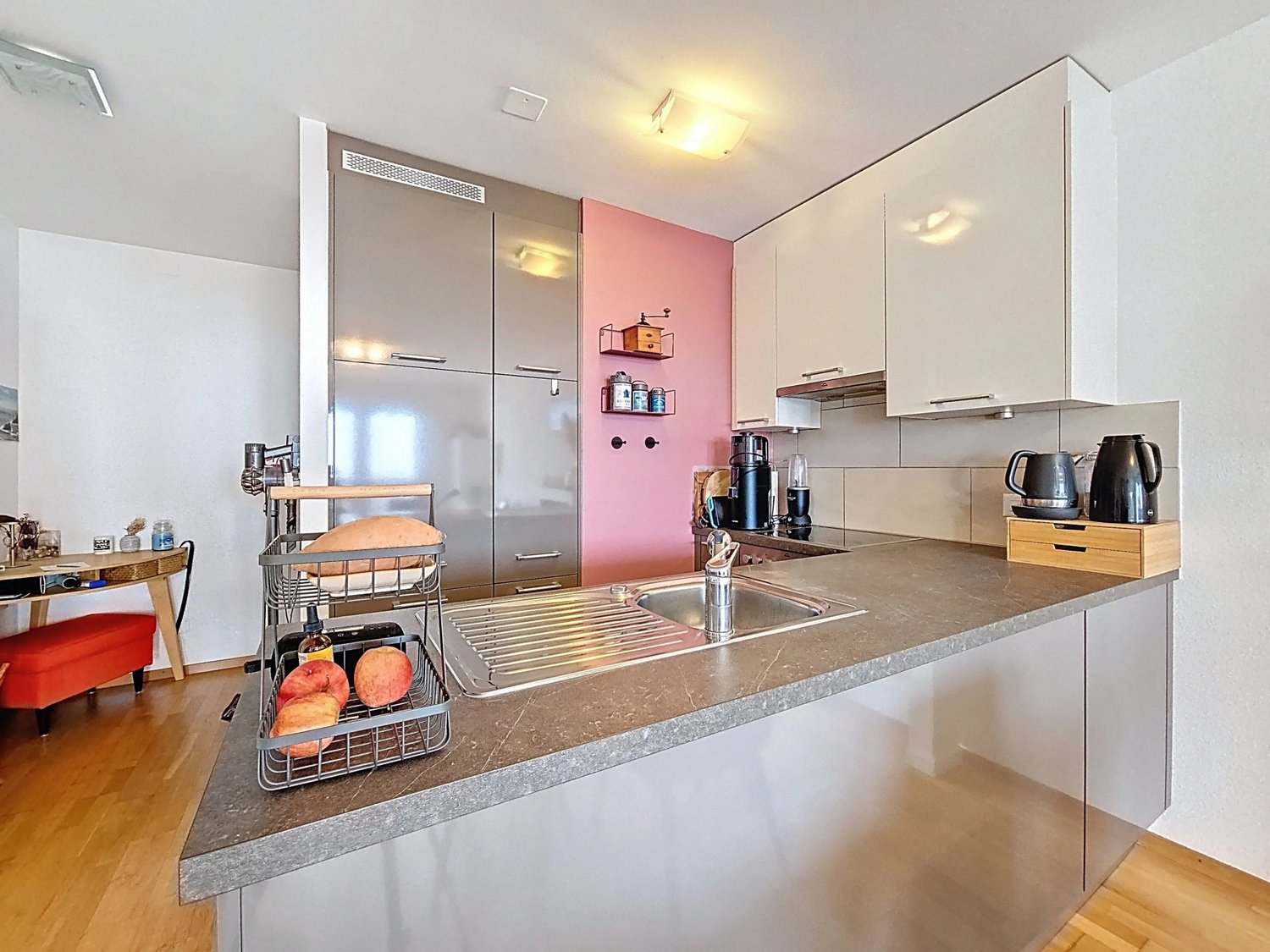 Appartamento di 3 locali a due passi dai moli

Carino appartamento ristrutturato di circa 62 m2 abitabili con due balconi di circa 8 e 4 m2 che godono di una magnifica vista sul lago, sulla città e sulle montagne.

Si trova a due passi dai moli.

La fermata dell'autobus si trova ai piedi dell'edific