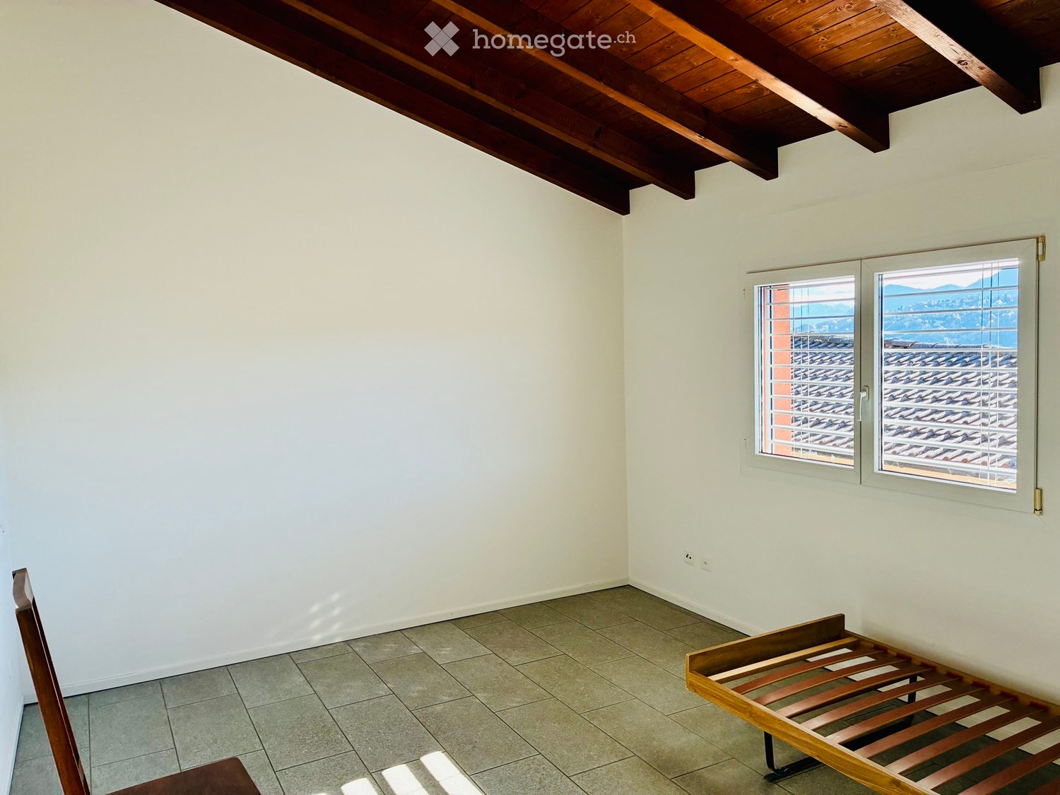 Maison individuelle de 3 pièces
Habitation indépendante, avec vue panoramique sur le lac à 180, ainsi composée :
\- au 1er étage : entrée, grand séjour avec terrasse, cuisine séparée avec fenêtre, deux chambres, salle de bain avec baignoire et fenêtre ;
\- au rez-de-chaussée : local technique