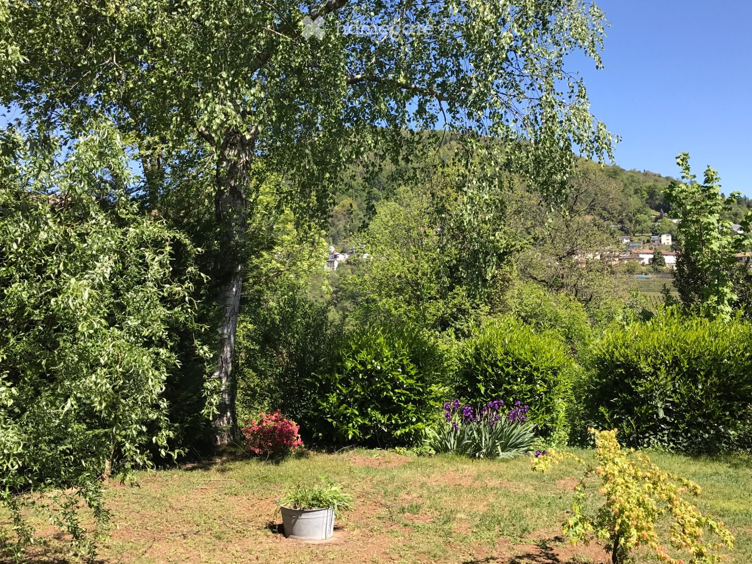 Maison individuelle de 3 pièces
Habitation indépendante, avec vue panoramique sur le lac à 180, ainsi composée :
\- au 1er étage : entrée, grand séjour avec terrasse, cuisine séparée avec fenêtre, deux chambres, salle de bain avec baignoire et fenêtre ;
\- au rez-de-chaussée : local technique
