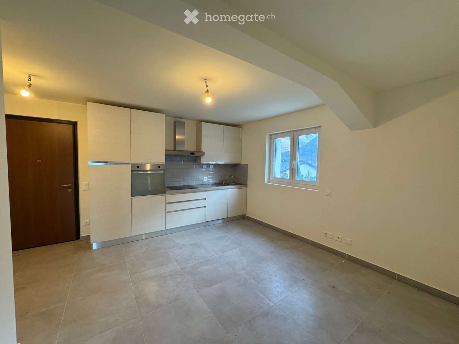 Appartement de 3 ½ pièces

A Lumino, dans un immeuble de construction récente, nous louons un 3.5 pièces jamais utilisé

Cuisine avec table à induction, grande salle de bain avec douche et deux chambres à coucher avec sortie sur le balcon.

Loyer 1'370.-
Charges 160.-
\--------------------------
Tot