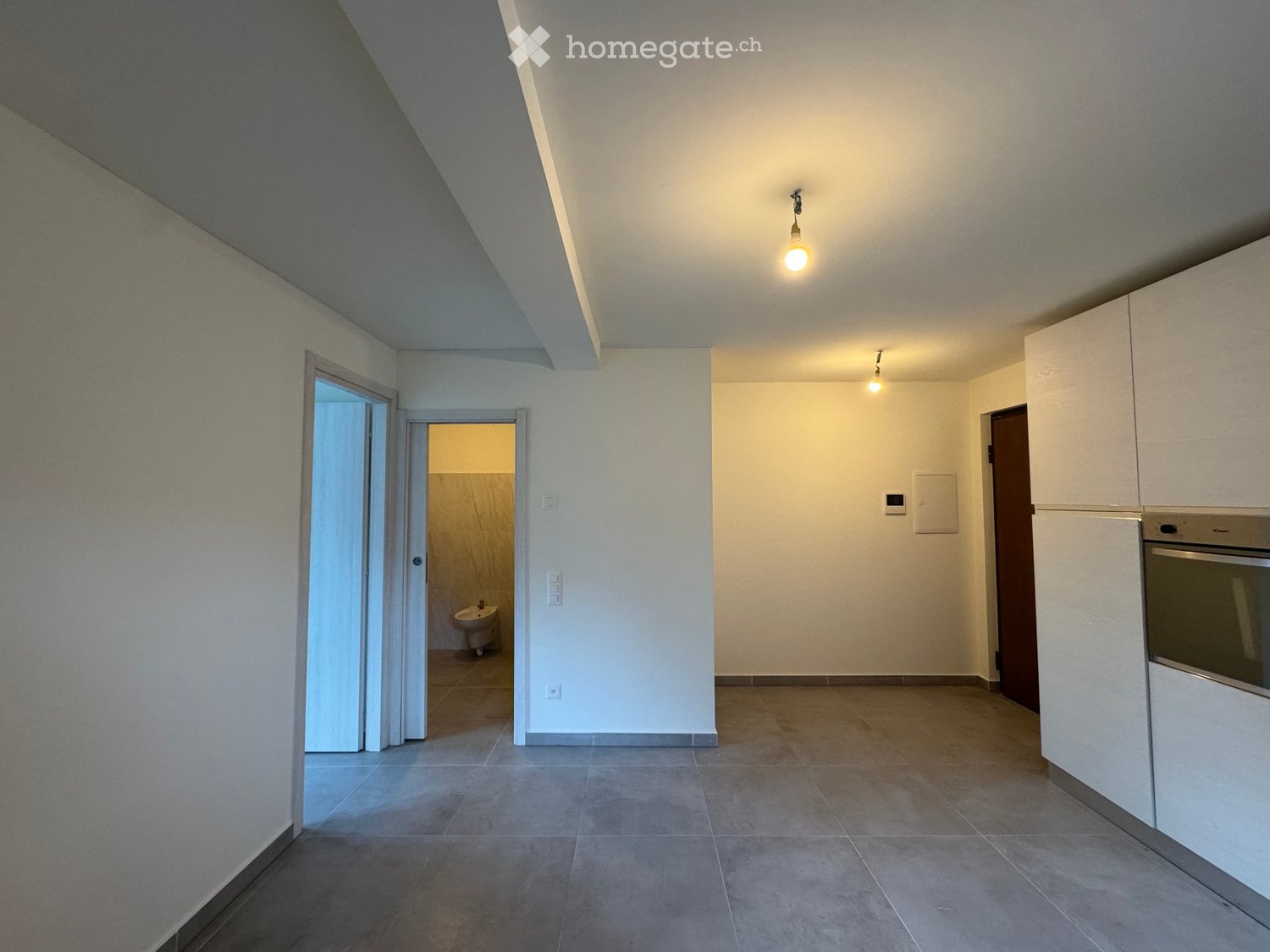 Appartement de 3 ½ pièces

A Lumino, dans un immeuble de construction récente, nous louons un 3.5 pièces jamais utilisé

Cuisine avec table à induction, grande salle de bain avec douche et deux chambres à coucher avec sortie sur le balcon.

Loyer 1'370.-
Charges 160.-
\--------------------------
Tot