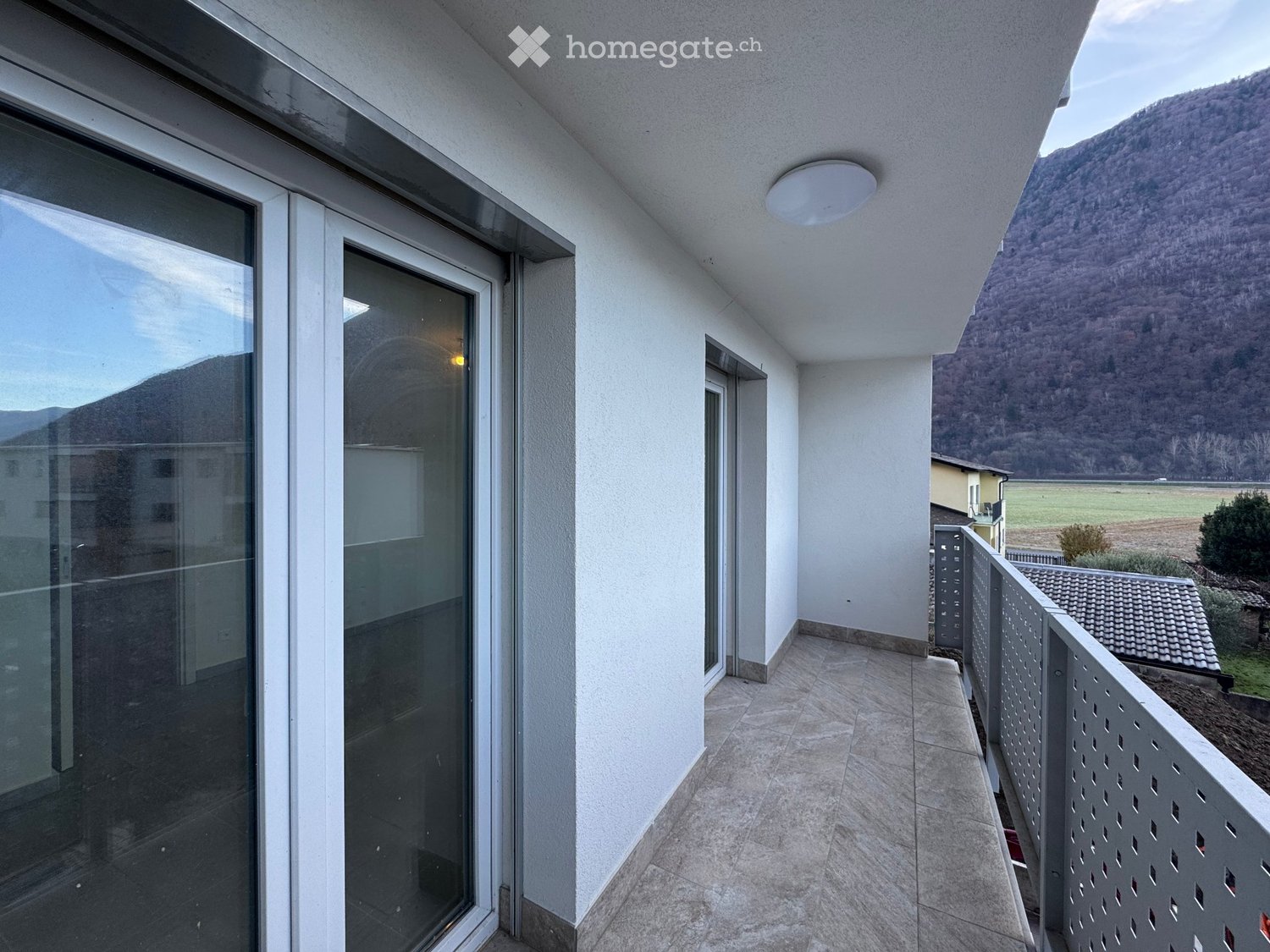 Appartement de 3 ½ pièces

A Lumino, dans un immeuble de construction récente, nous louons un 3.5 pièces jamais utilisé

Cuisine avec table à induction, grande salle de bain avec douche et deux chambres à coucher avec sortie sur le balcon.

Loyer 1'370.-
Charges 160.-
\--------------------------
Tot