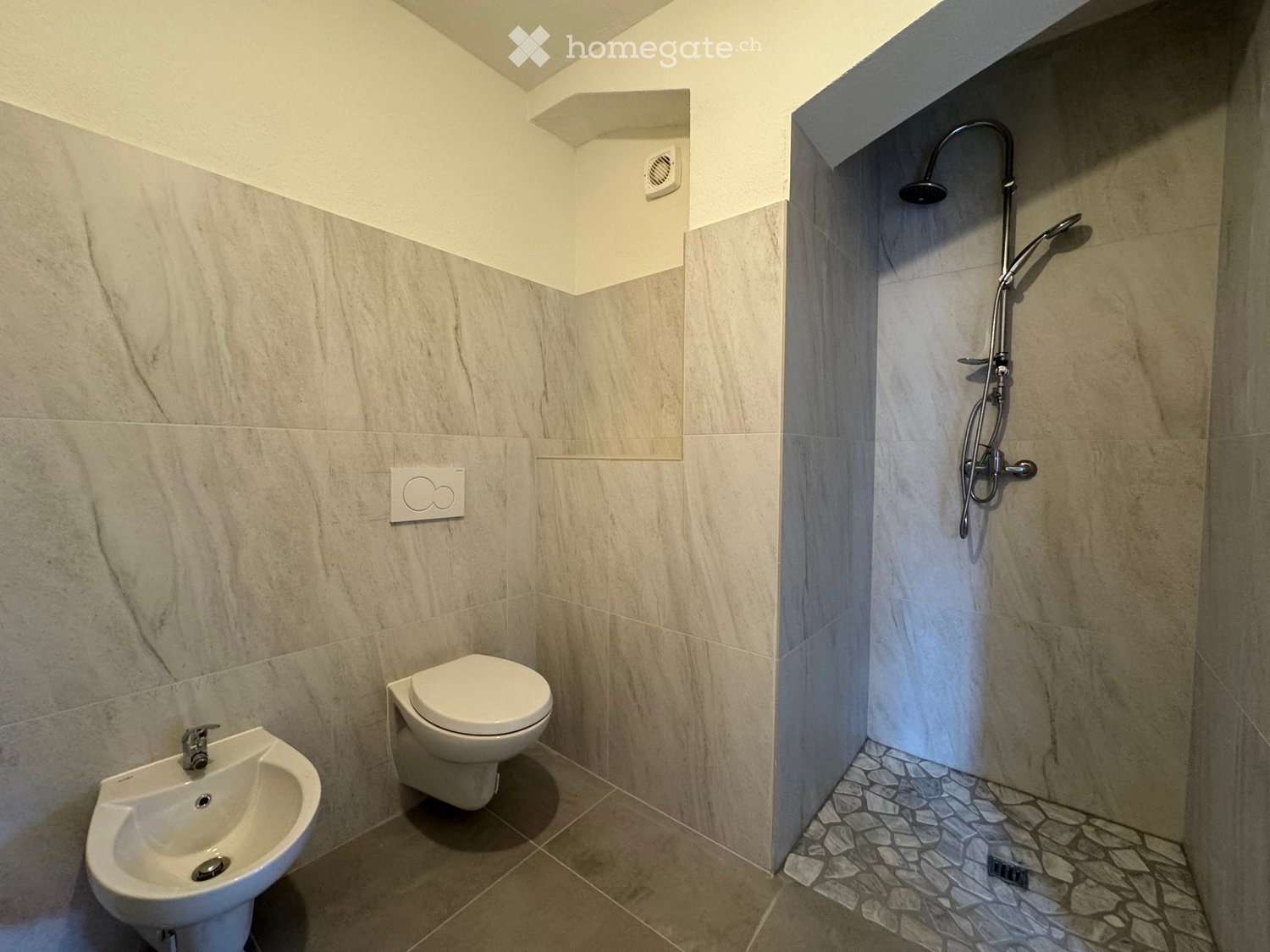 Appartement de 3 ½ pièces

A Lumino, dans un immeuble de construction récente, nous louons un 3.5 pièces jamais utilisé

Cuisine avec table à induction, grande salle de bain avec douche et deux chambres à coucher avec sortie sur le balcon.

Loyer 1'370.-
Charges 160.-
\--------------------------
Tot