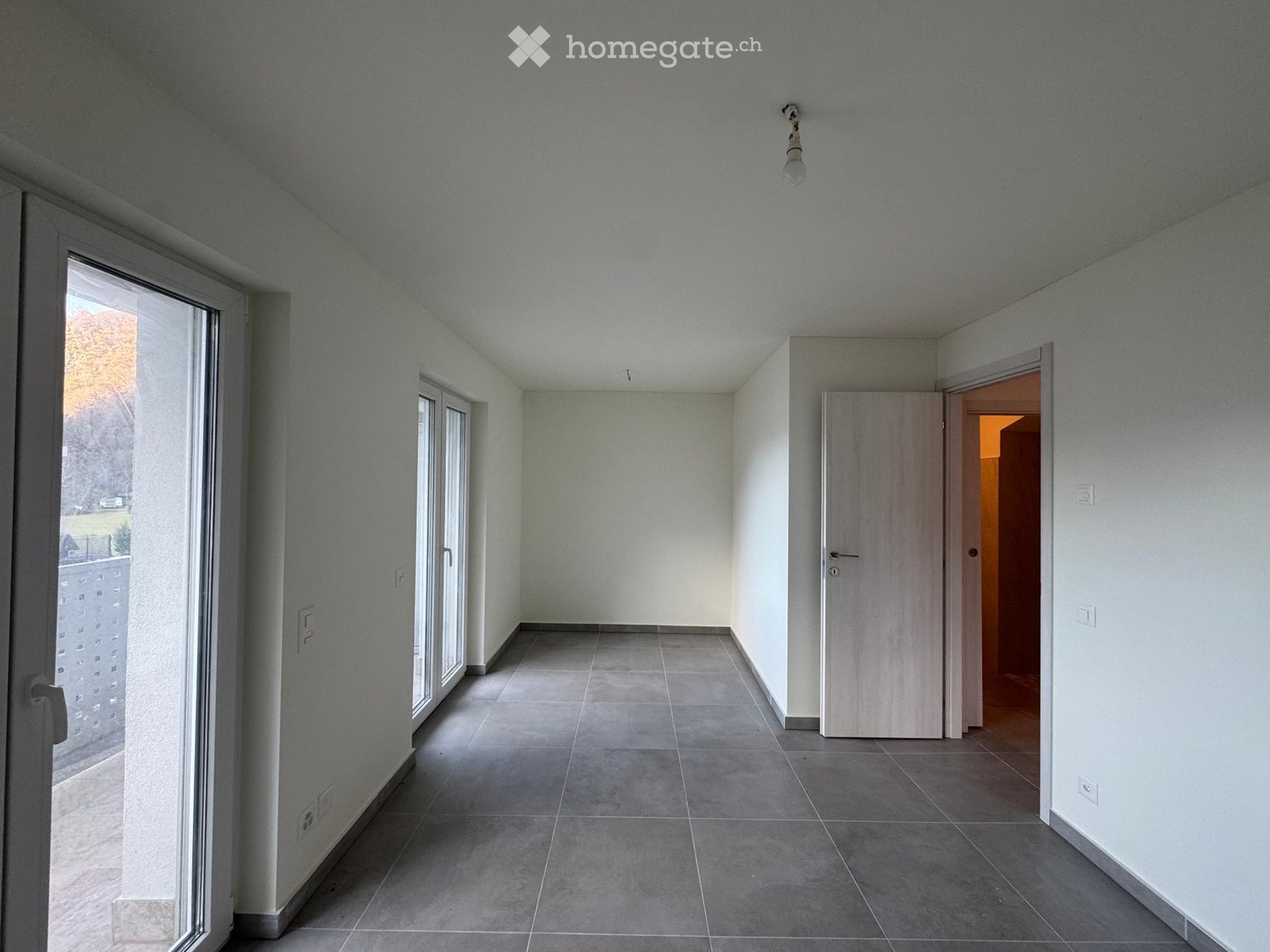 Appartement de 3 ½ pièces

A Lumino, dans un immeuble de construction récente, nous louons un 3.5 pièces jamais utilisé

Cuisine avec table à induction, grande salle de bain avec douche et deux chambres à coucher avec sortie sur le balcon.

Loyer 1'370.-
Charges 160.-
\--------------------------
Tot