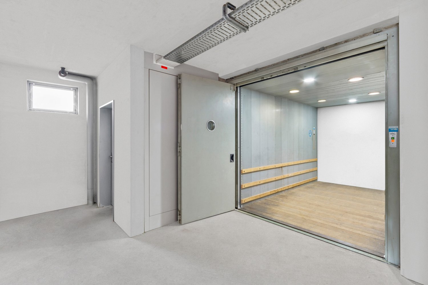 720m² office
