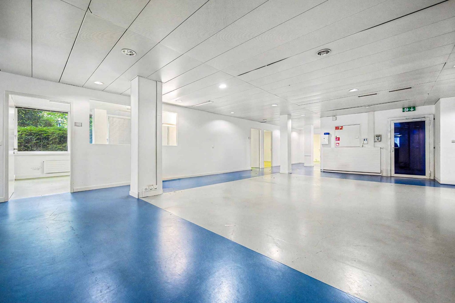 395m² Büro","description":"Gelegen im Erdgeschoss einer kleinen Stockwerkeigentümergemeinschaft (PPE), ist dieses 395 m² grosse Los in zwei Teile teilbar. 

Es bietet helle Räumlichkeiten sowie geschlossene Bereiche für Nebentätigkeiten und verfügt über eine Cafeteria sowie WC mit Dusche. 

Umgeben 