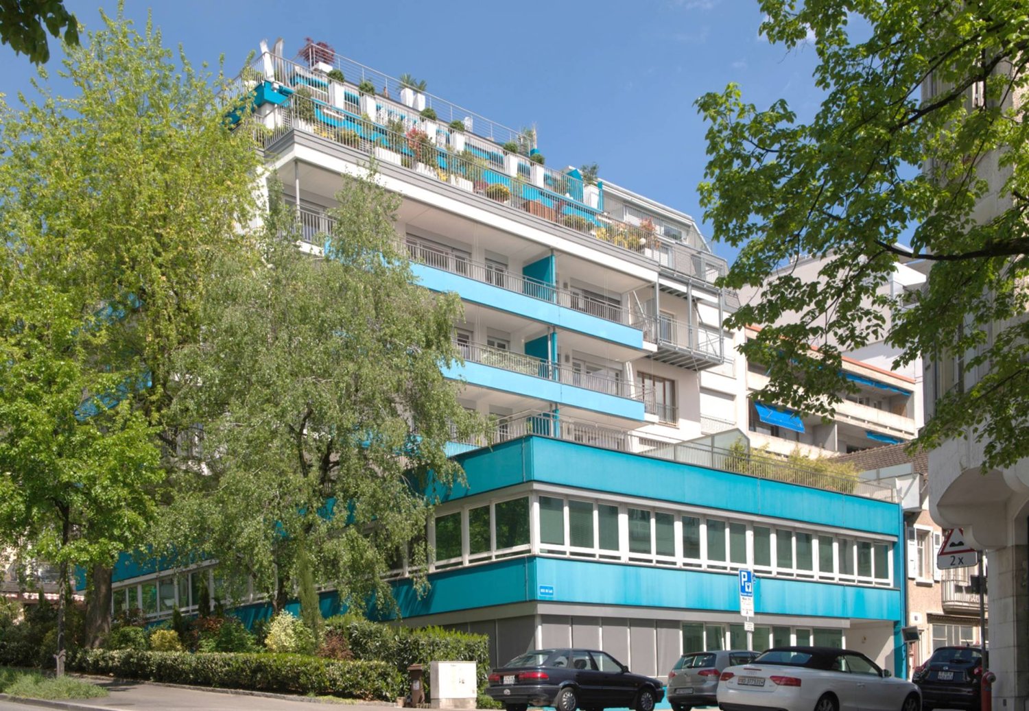 395m² Büro","description":"Gelegen im Erdgeschoss einer kleinen Stockwerkeigentümergemeinschaft (PPE), ist dieses 395 m² grosse Los in zwei Teile teilbar. 

Es bietet helle Räumlichkeiten sowie geschlossene Bereiche für Nebentätigkeiten und verfügt über eine Cafeteria sowie WC mit Dusche. 

Umgeben 