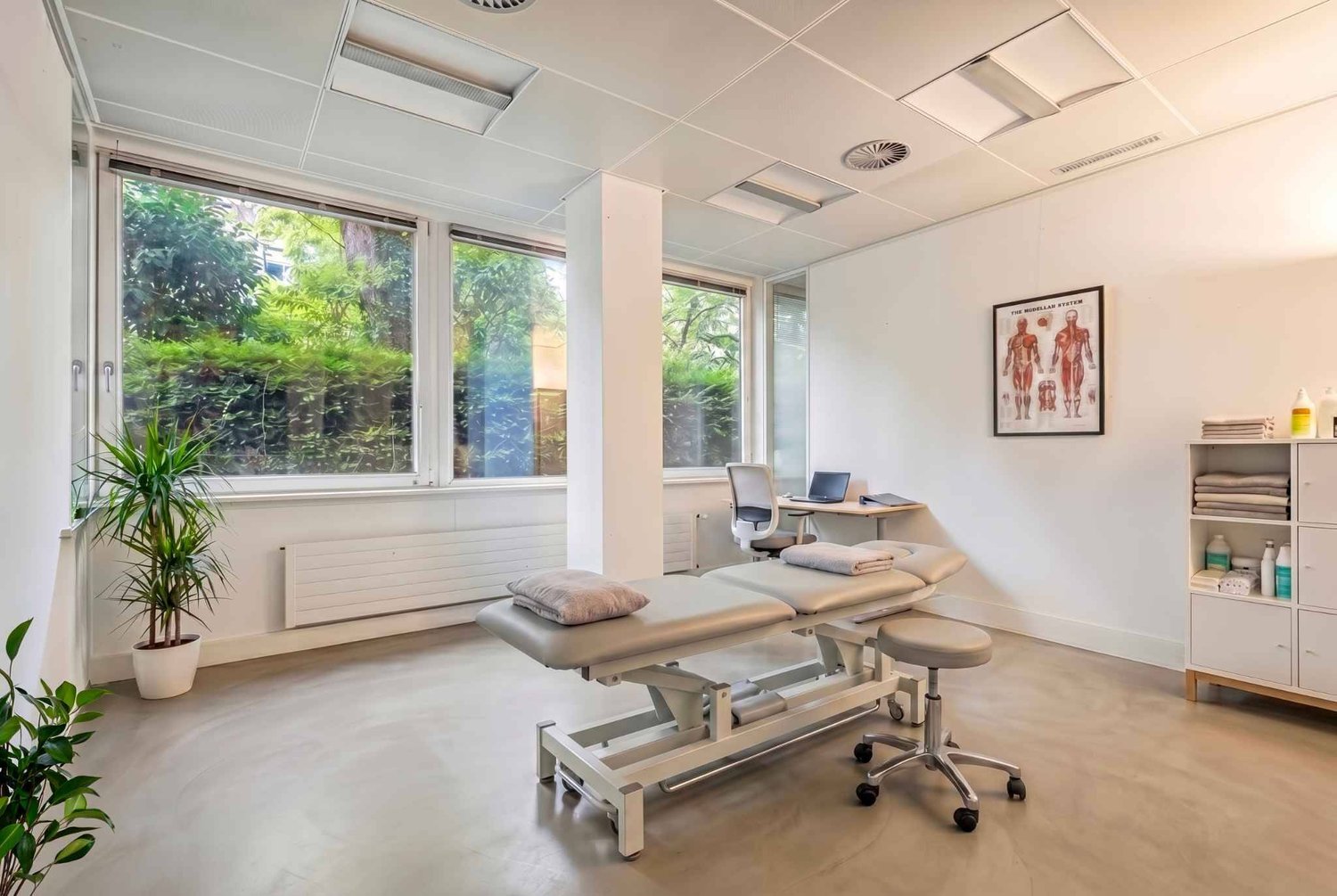 395m² Büro","description":"Gelegen im Erdgeschoss einer kleinen Stockwerkeigentümergemeinschaft (PPE), ist dieses 395 m² grosse Los in zwei Teile teilbar. 

Es bietet helle Räumlichkeiten sowie geschlossene Bereiche für Nebentätigkeiten und verfügt über eine Cafeteria sowie WC mit Dusche. 

Umgeben 