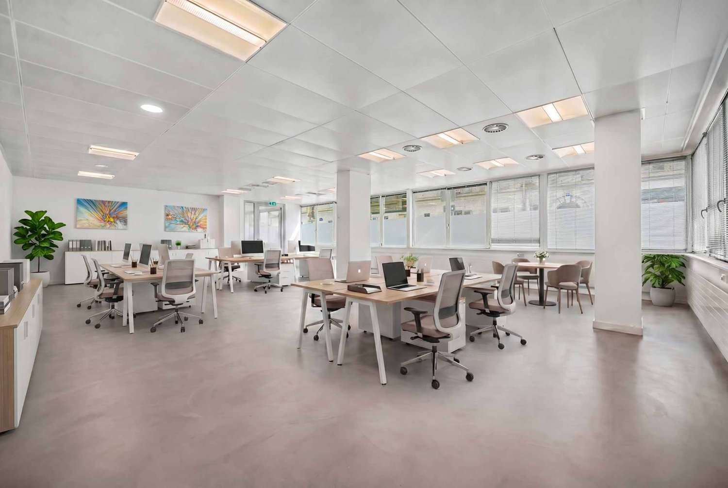 395m² Büro","description":"Gelegen im Erdgeschoss einer kleinen Stockwerkeigentümergemeinschaft (PPE), ist dieses 395 m² grosse Los in zwei Teile teilbar. 

Es bietet helle Räumlichkeiten sowie geschlossene Bereiche für Nebentätigkeiten und verfügt über eine Cafeteria sowie WC mit Dusche. 

Umgeben 