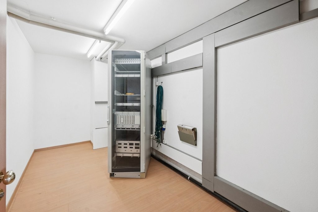 95m² office