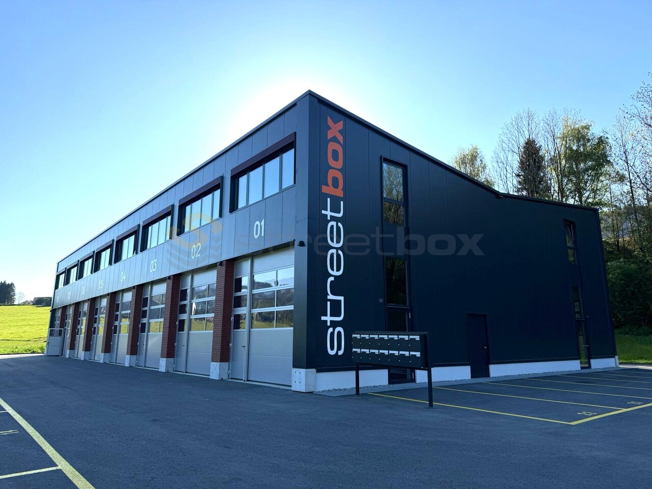 86m² commercial

Launch offer - 1st rent free!   
  
New construction - Streetbox 86m2 - Delivery 1st quarter 2026   
  
For SMEs, freelancers and private, surfaces of 86m2 on 2 levels   
Very well located close to amenities and highway   
Ground-level access   
Depth: 9.5 m   
Ceiling height: 4.30 