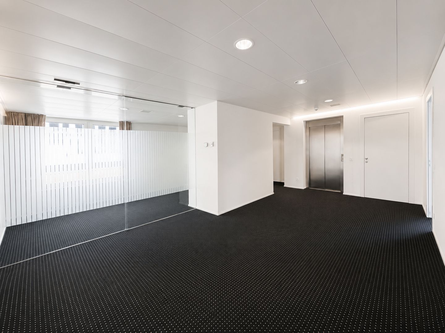 210m² office