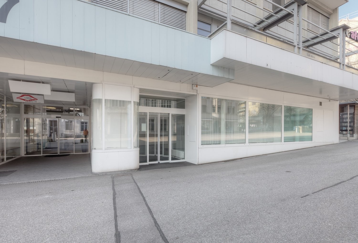 402m² office