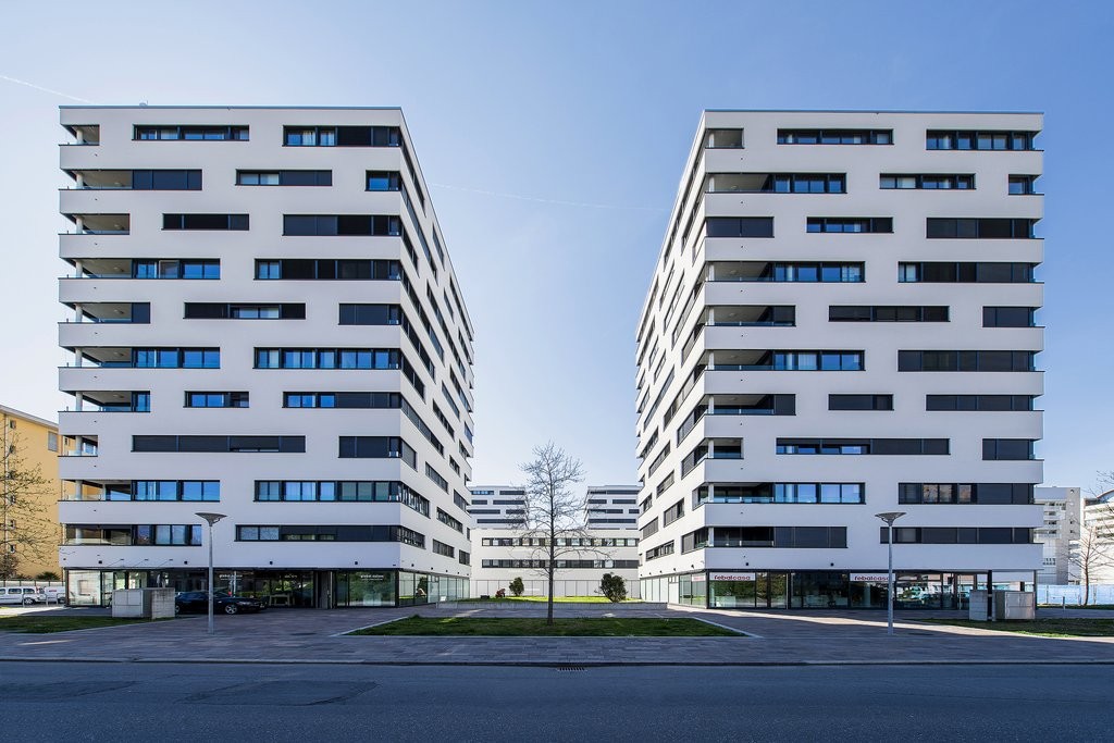 179m² shop