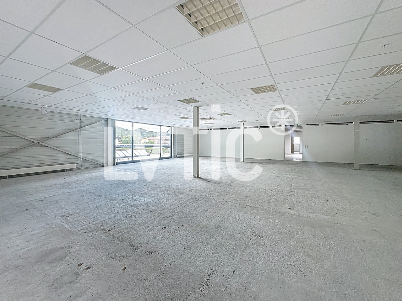 1665m² shop