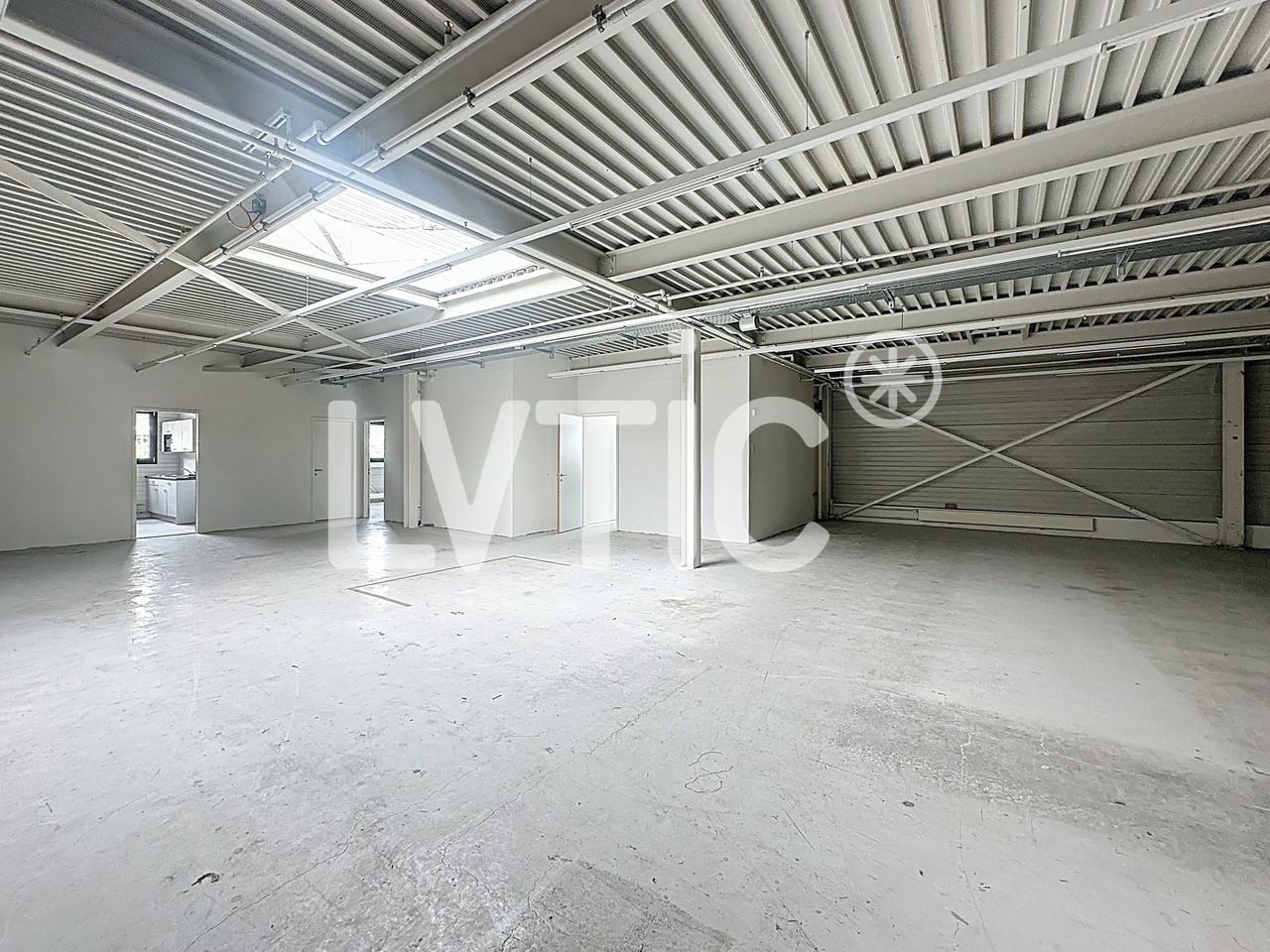1665m² shop