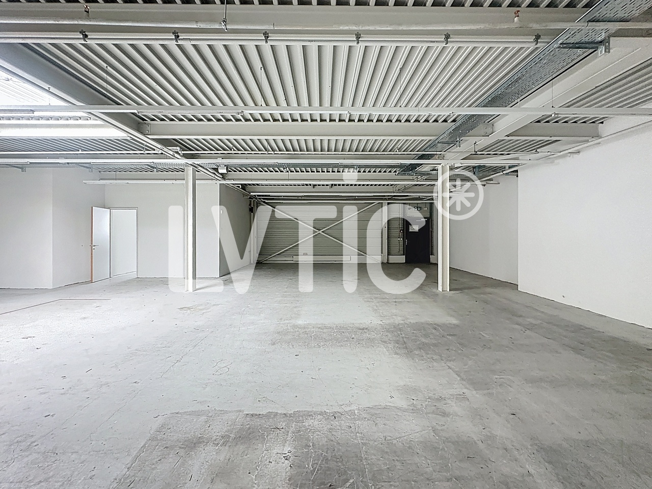 1665m² shop