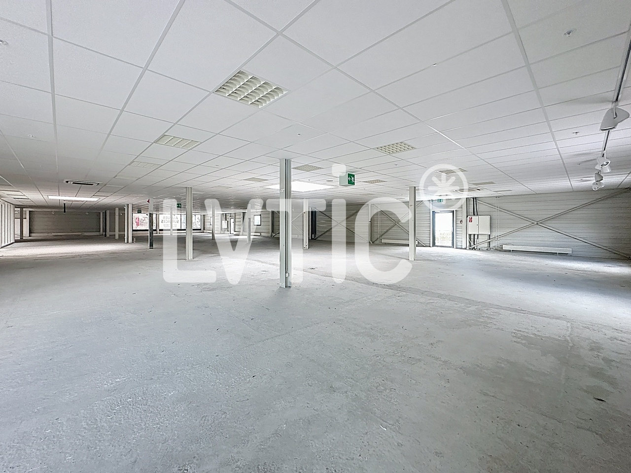 1665m² shop
