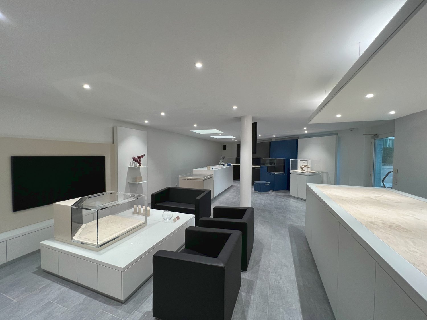 70m² commercial